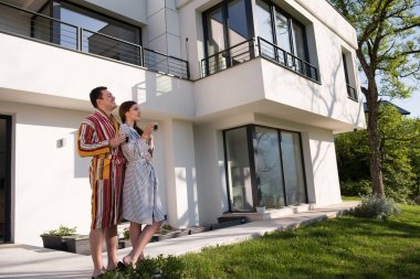 Genç güzel iki bornoz içinde