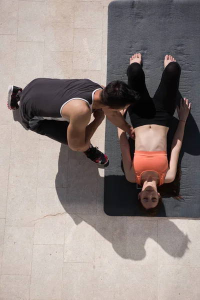 Kişisel antrenör sabah yoga egzersizleri üst yapıyor kadınla vie — Stok fotoğraf