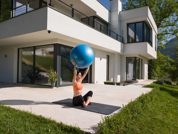 Pilates topu ile egzersiz yaparak kadın — Stok fotoğraf
