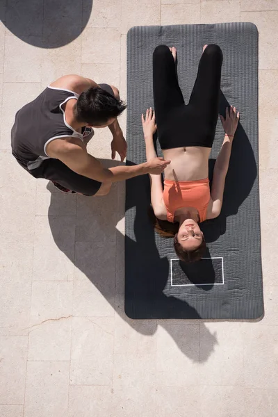 Mulher com personal trainer fazendo exercícios de ioga matinal top vie — Fotografia de Stock