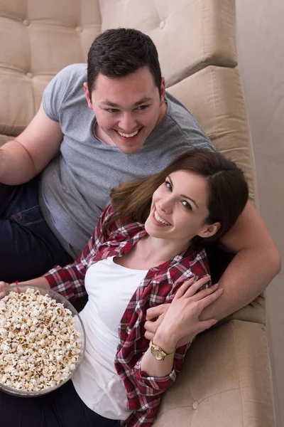 Junges hübsches Paar genießt Freizeit — Stockfoto