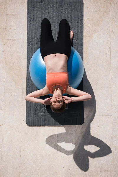 Mulher fazendo exercício com pilates bola vista superior — Fotografia de Stock