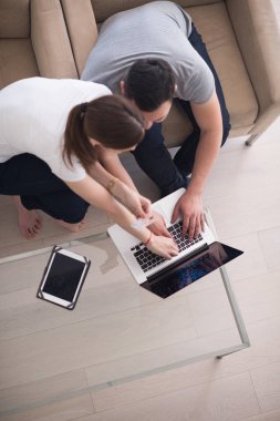 mutlu genç çift online satın alma