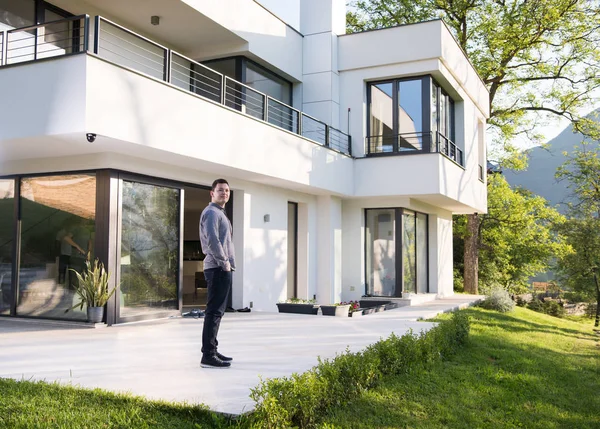 Man voor zijn luxe huis villa — Stockfoto