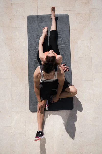 Γυναίκα με προσωπικό γυμναστή, κάνει πρωινή γιόγκα ασκήσεις κορυφή vie — Φωτογραφία Αρχείου
