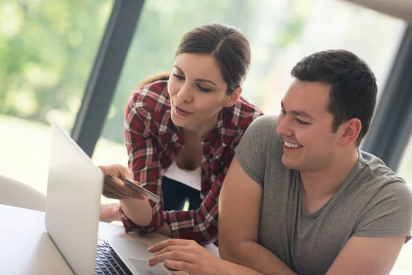 Feliz pareja joven comprar en línea —  Fotos de Stock