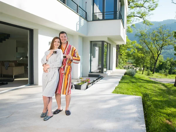 Jovem casal bonito em roupões de banho — Fotografia de Stock