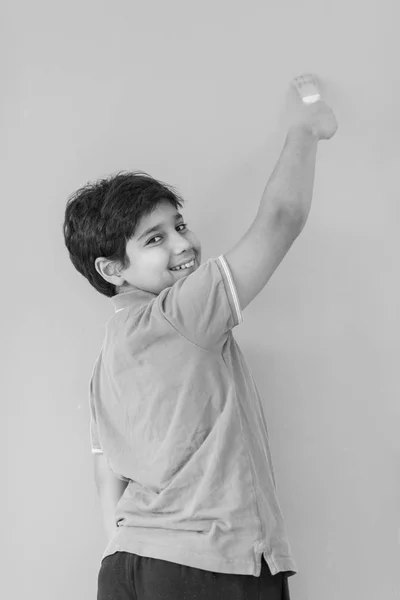 快乐的小男孩画家的肖像 — 图库照片