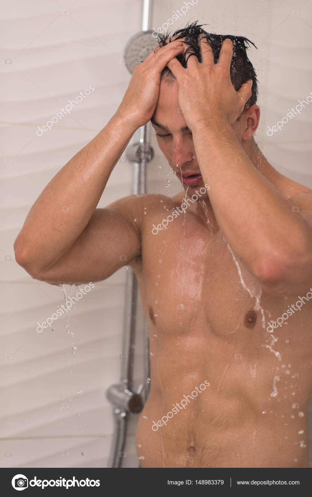 Hombre tomando ducha en baño: fotografía de stock © .shock #148983379 |  Depositphotos