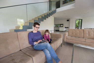 Anne ve sevimli küçük kızı tablet kullanma