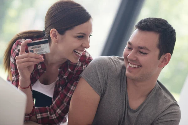 Feliz casal jovem compra online — Fotografia de Stock