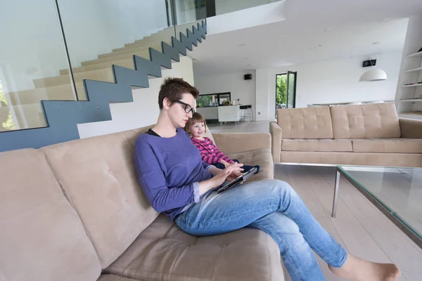 Madre e la sua piccola figlia carina stanno utilizzando un tablet — Foto Stock