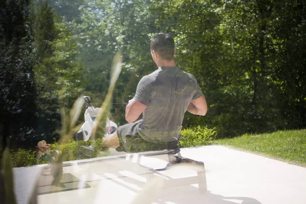 Homem fazendo exercícios matinais — Fotografia de Stock