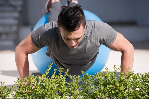 Hombre haciendo ejercicios de yoga por la mañana —  Fotos de Stock