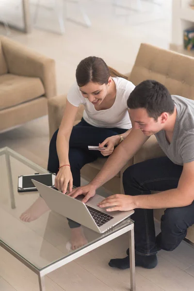 Feliz pareja joven comprar en línea — Foto de Stock