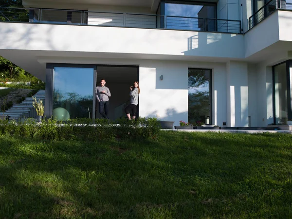 Pareja disfrutando en la puerta de su villa de lujo — Foto de Stock