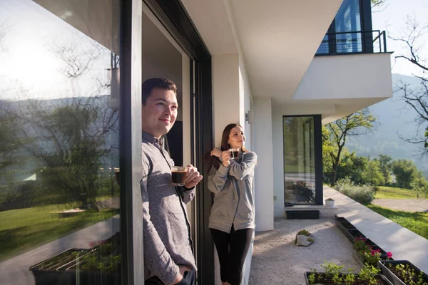 Koppel genieten op de deur van hun luxe huis villa — Stockfoto