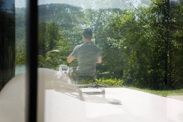 Mann macht Morgenübungen — Stockfoto