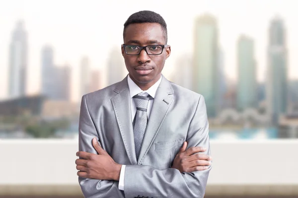 Jeune homme d'affaires noir devant la grande ville — Photo