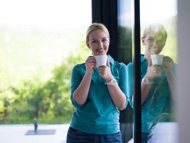 genç kadın pencerenin önüne sabah kahve içme