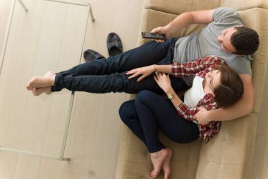 Televizyon izlerken koltukta genç Çift