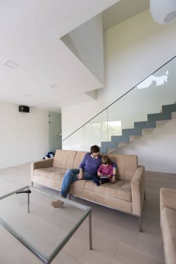 Anne ve sevimli küçük kızı tablet kullanma