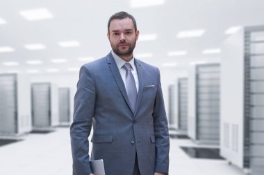 Sunucu odasında genç işadamı