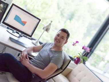 güvenlik sistem operatörü portresi