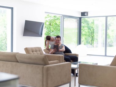 evde tablet bilgisayarlar ile rahatlatıcı Çift