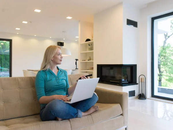 Junge Frau benutzt Laptop zu Hause — Stockfoto