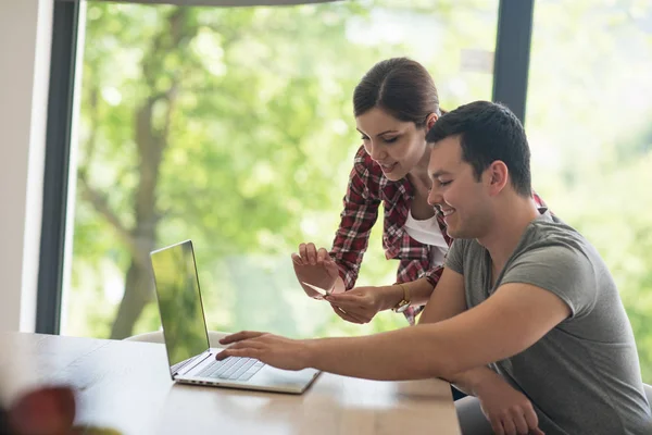 Mutlu genç çift online satın alma — Stok fotoğraf