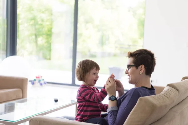 Moeder en schattig klein meisje genieten van hun vrije tijd — Stockfoto