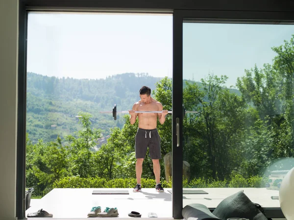 Mann macht Morgenübungen — Stockfoto