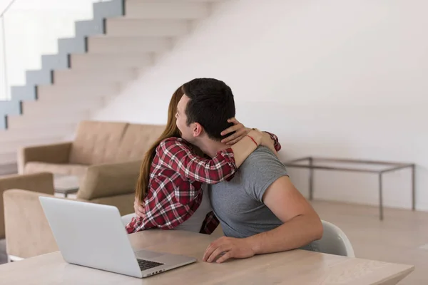 Feliz casal jovem compra online — Fotografia de Stock
