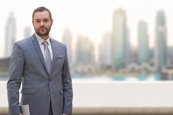 Joven hombre de negocios frente a la gran ciudad — Foto de Stock