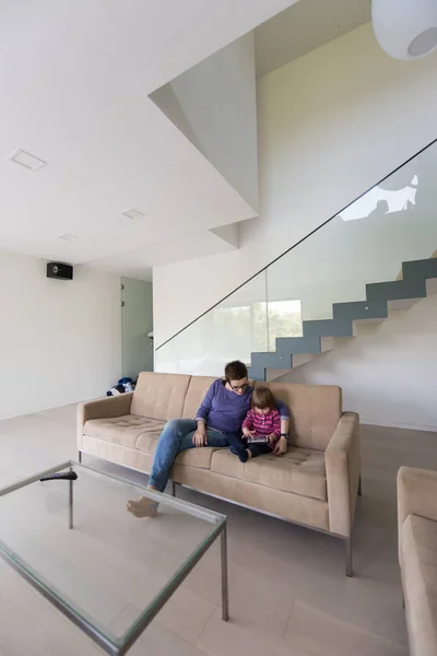 Mãe e sua filhinha fofa estão usando um tablet — Fotografia de Stock