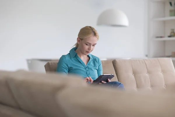 Mujer en el sofá usando tableta —  Fotos de Stock