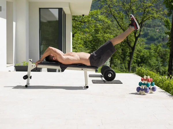 Homem fazendo exercícios matinais — Fotografia de Stock