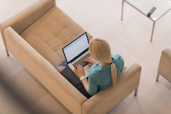 Jovem mulher usando laptop em casa — Fotografia de Stock