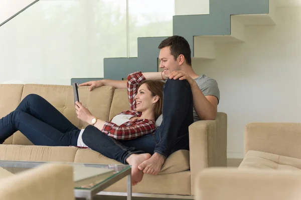 Casal relaxante em casa com computadores tablet — Fotografia de Stock