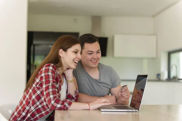 Glückliches junges Paar kauft online ein — Stockfoto