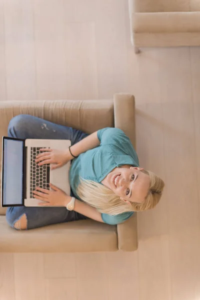 Mujer joven usando el ordenador portátil en casa vista superior —  Fotos de Stock
