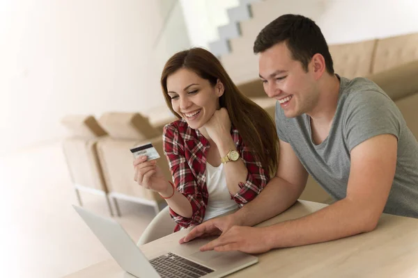 Feliz pareja joven comprar en línea — Foto de Stock