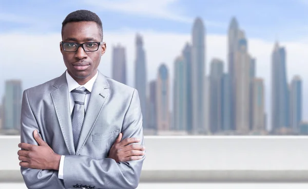 Jeune homme d'affaires noir devant la grande ville — Photo