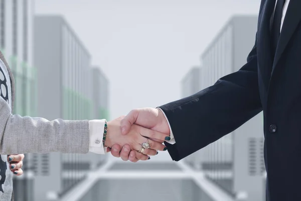 商务会议上的男人和女人握手 — 图库照片