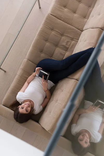 Vrouw op de bank met behulp van tablet computer — Stockfoto