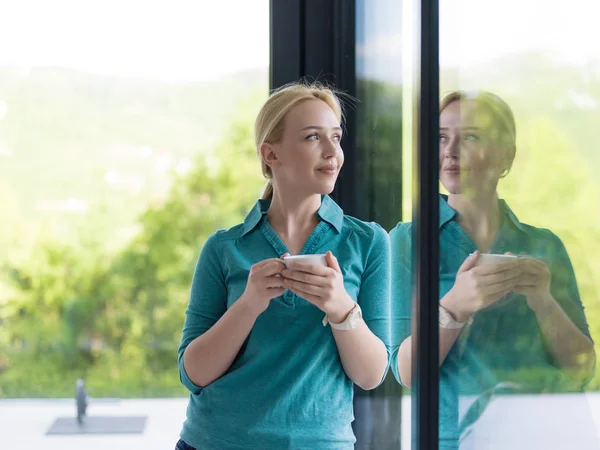 Joven bebiendo café de la mañana junto a la ventana — Foto de Stock