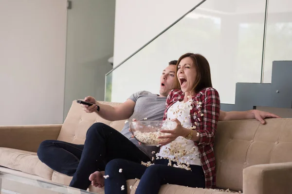 Jovem casal bonito desfrutando de tempo livre — Fotografia de Stock