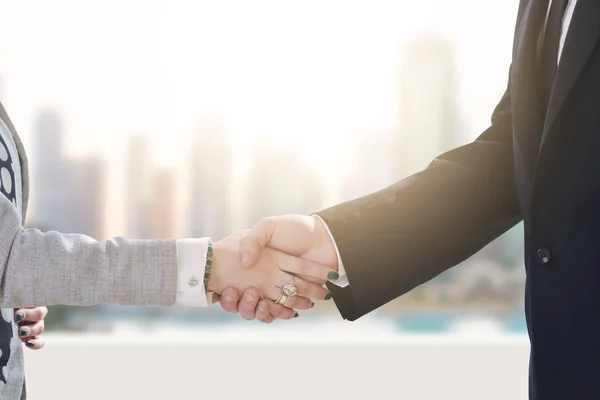Бізнесмен і жінка рукостискають на зустрічі — стокове фото