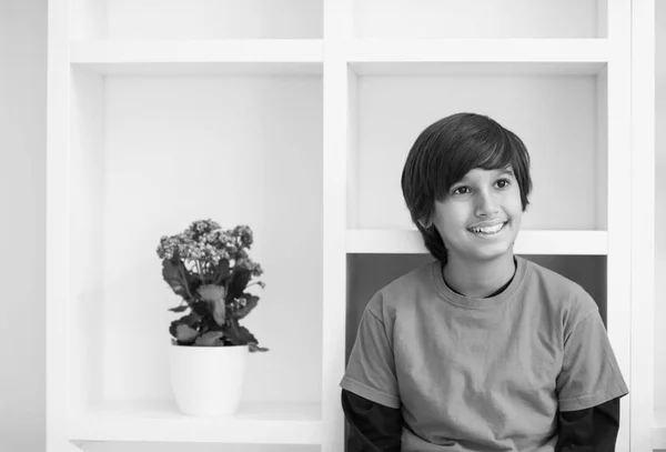 Joven posando en un estante —  Fotos de Stock